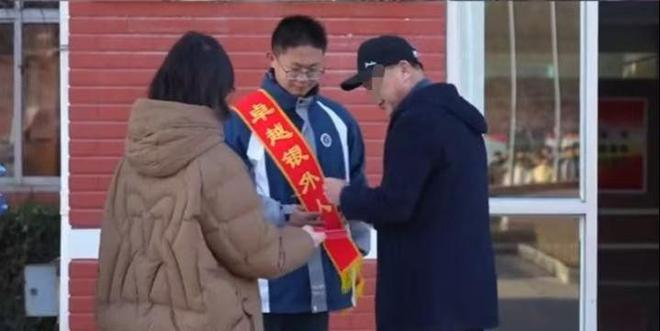后续来了！网友表示：这嘉奖是不是低了PG麻将胡了地震中高中生背起同学逃生(图4)