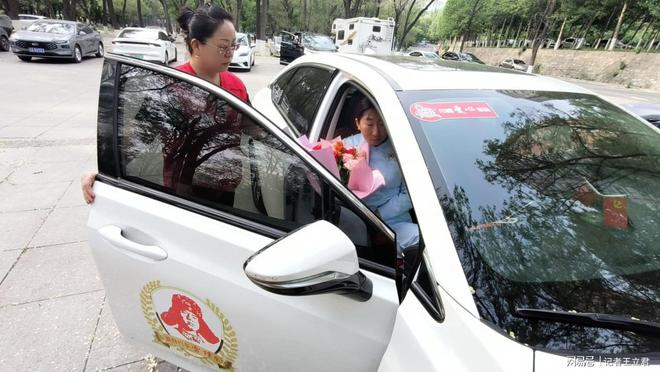 企业致敬白衣天使凝聚社会温情PG麻将胡了2模拟器沈阳爱心(图3)