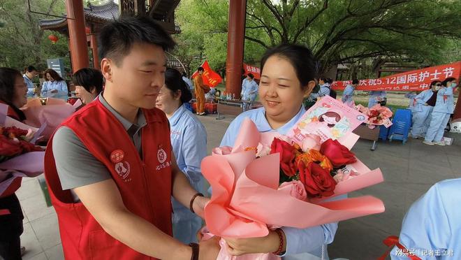 企业致敬白衣天使凝聚社会温情PG麻将胡了2模拟器沈阳爱心(图2)