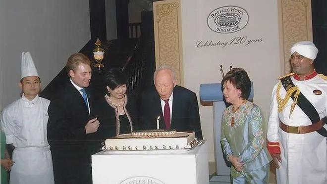球首个度假村开业！玩转圣淘沙岛开启全新旅程麻将胡了与“新加坡之父”齐名莱佛士酒店全(图13)